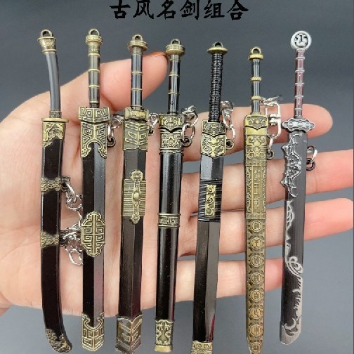 Gantungan Kunci Pedang Kerajaan china / Chinese ancient style sword panjang 12cm Bahan logam Zinc Al