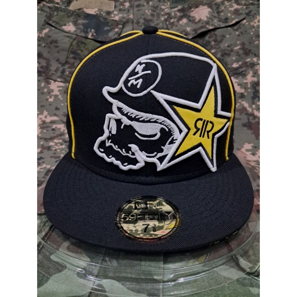 Topi New Era 59Fifty Big Logo Metal Mulisha Rockstar Energy Drink Mugshot Fitted Hat 7 3/8 (58,7 cm)