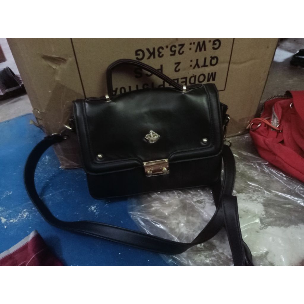 tas wanita second branded original . Murah .