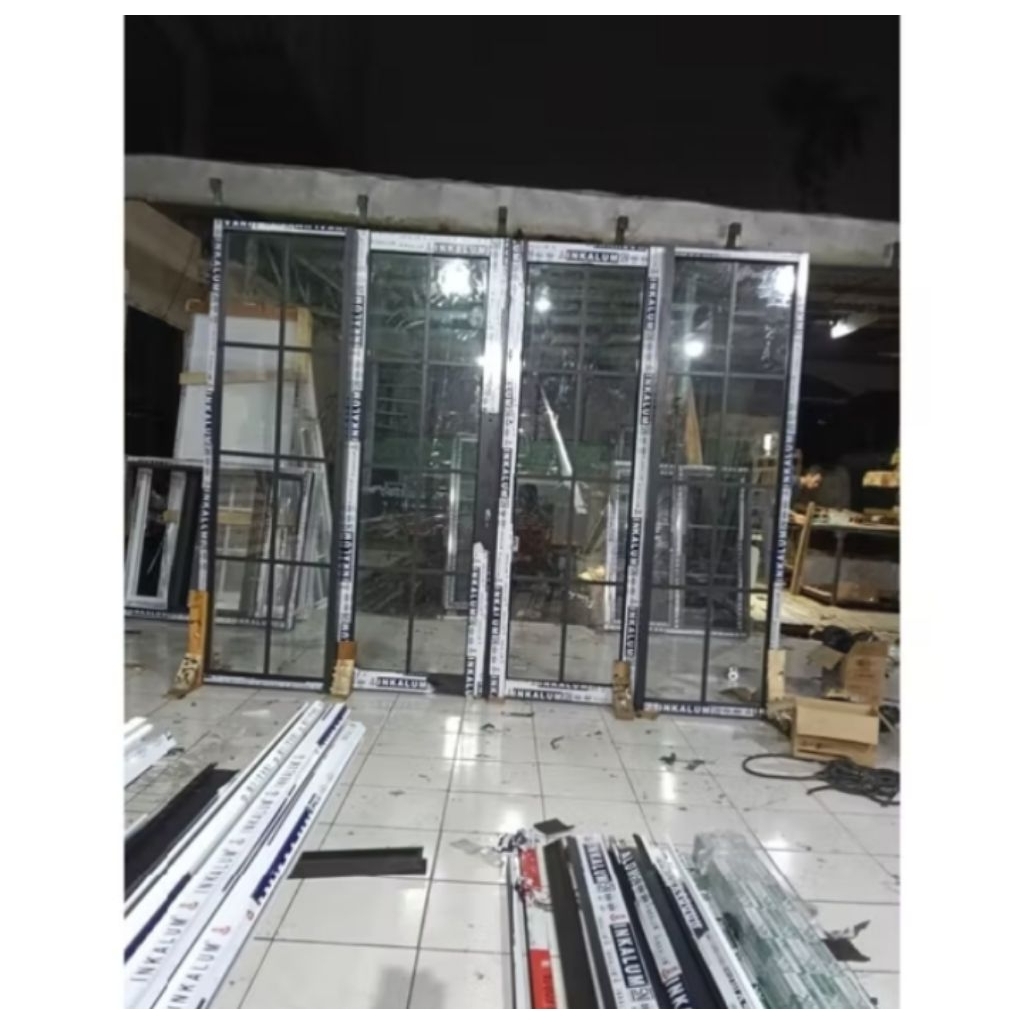 Pintu aluminium kaca geser dua daun, + kaca mati kiri dan kanan, kusen 3", kaca 5mm. L 240 T 200