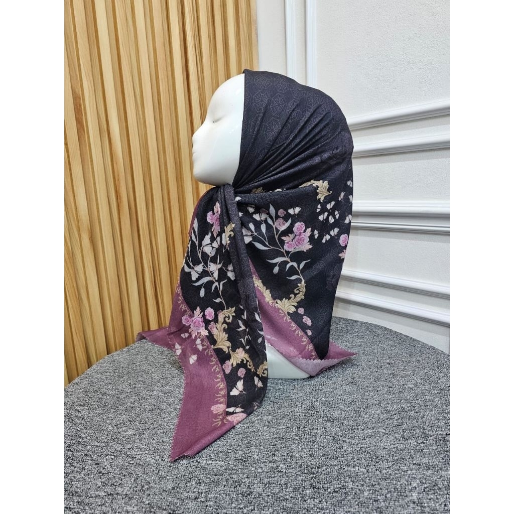 HIJAB SEGI EMPAT VOAL MOTIF BUNGA HITAM LIS PINK