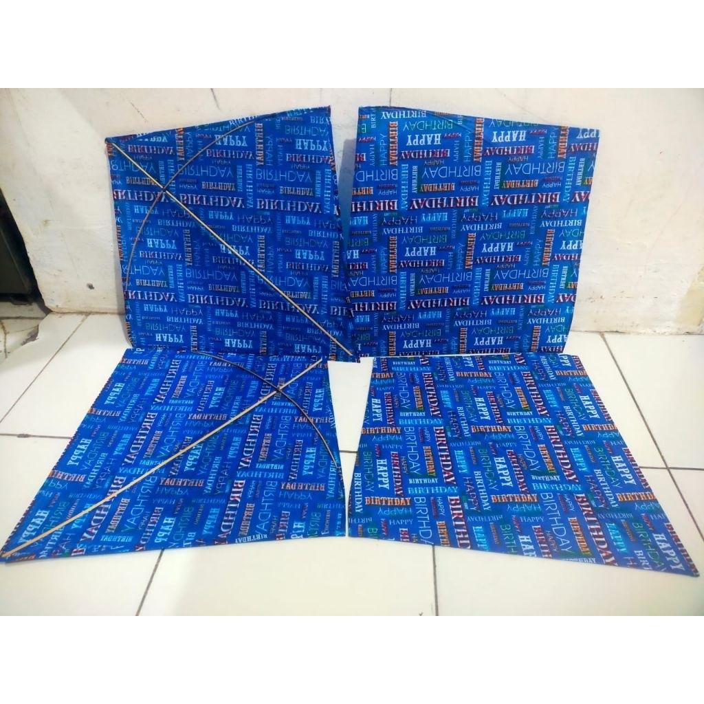 Layangan aduan motif kertas kado
