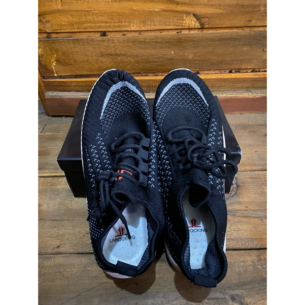 Preloved sepatu olahraga