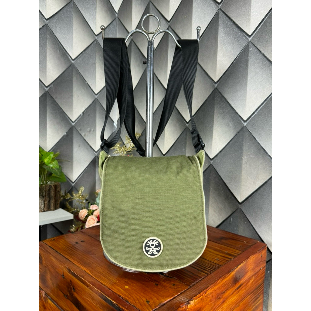 crumpler sling bag