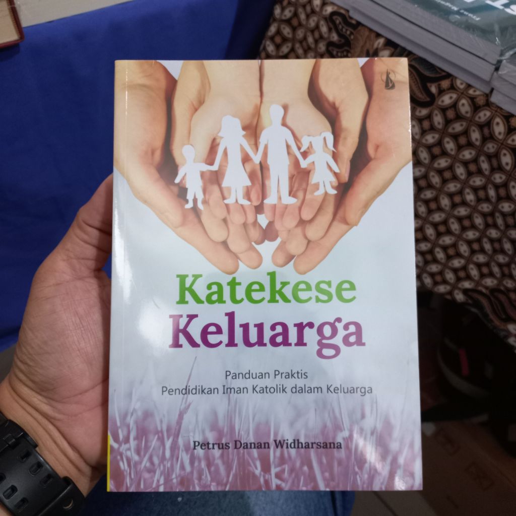 Buku Katekese Keluarga Panduan Praktis Pendidikan Iman Katolik dalam Keluarga Petrus Danan Widharsan