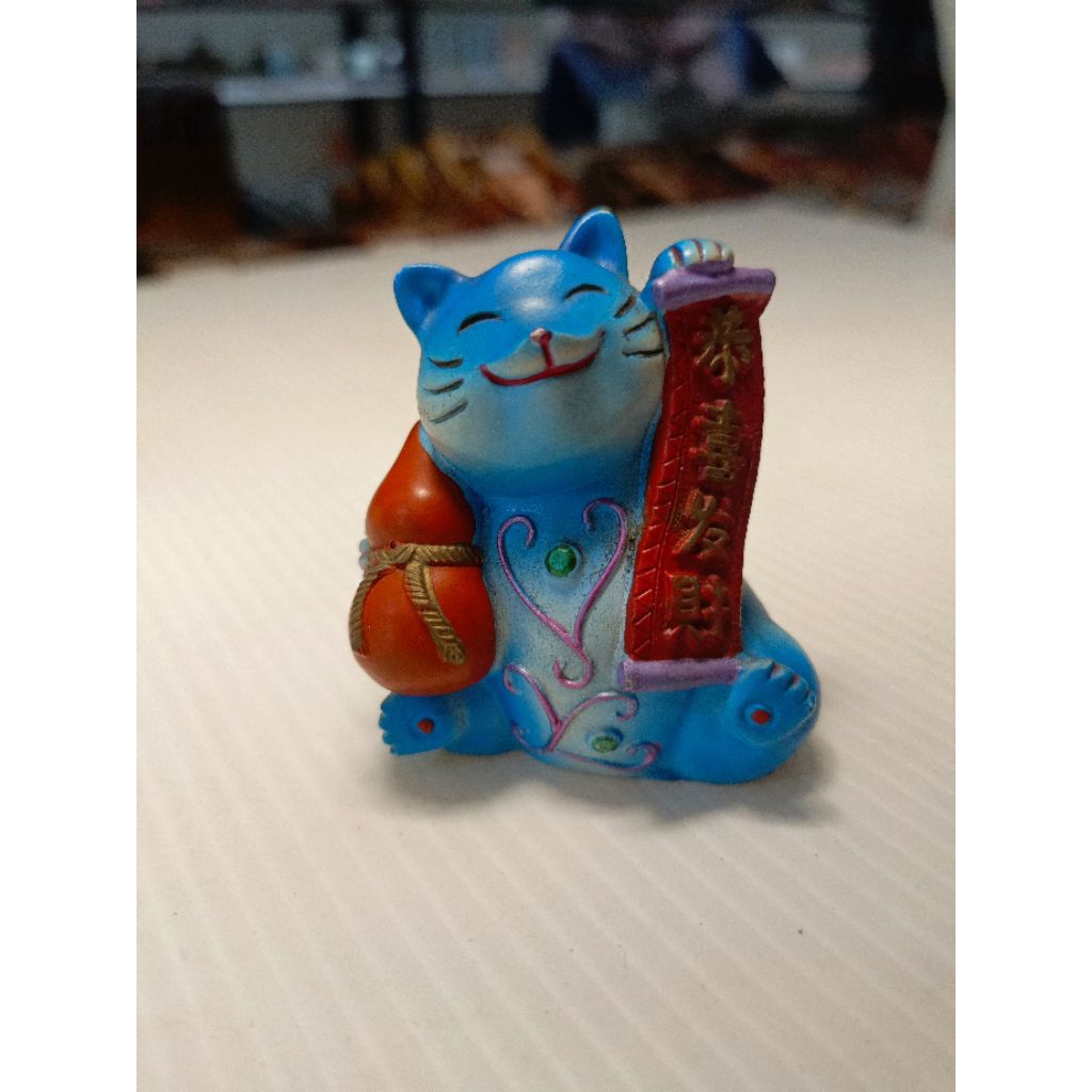 Patung Kucing Keberuntungan Biru dengan Kantong Uang