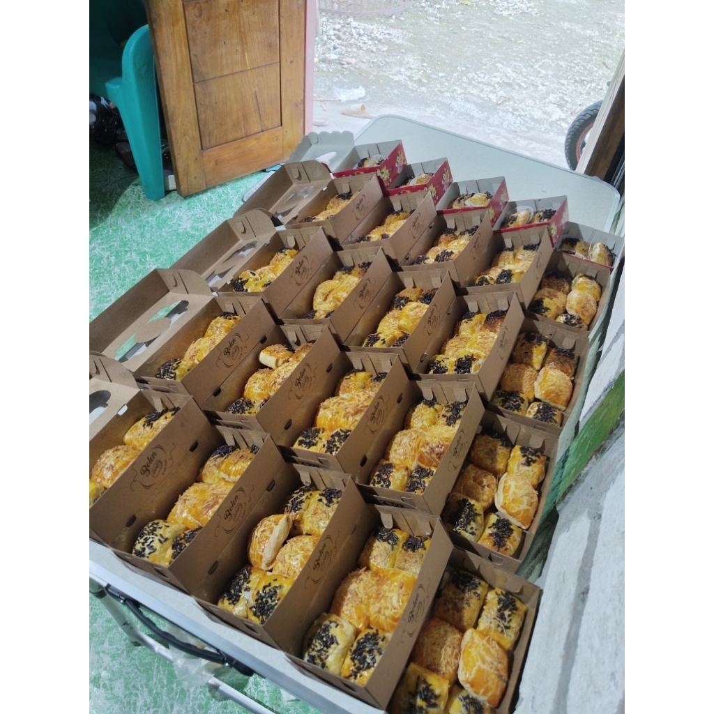 

bundling 2 box bolen pisangg coklat keju