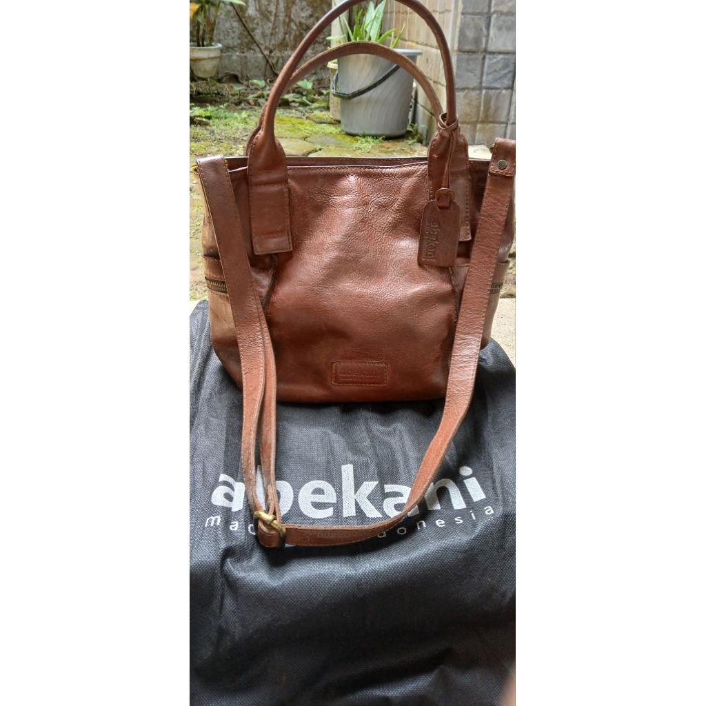 Tas Abekani Emersonia