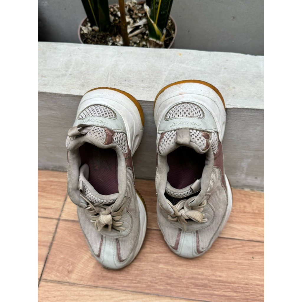 preloved sneakers skechers wanita