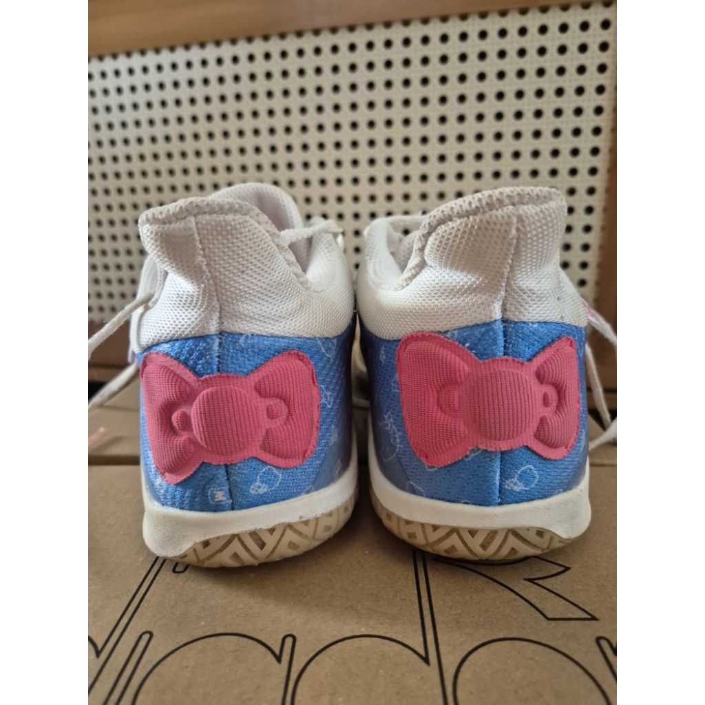 victor badminton hello kitty shoes limited edition original preloved