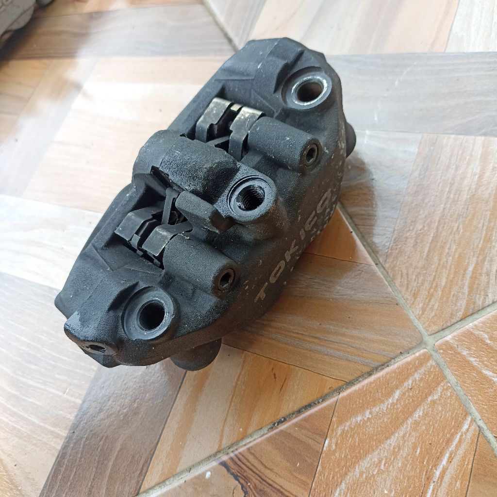 Original kaliper rem cakram depan kiri Tokico Radial pitch 108mm 4piston Honda CBR 600 cbr1000