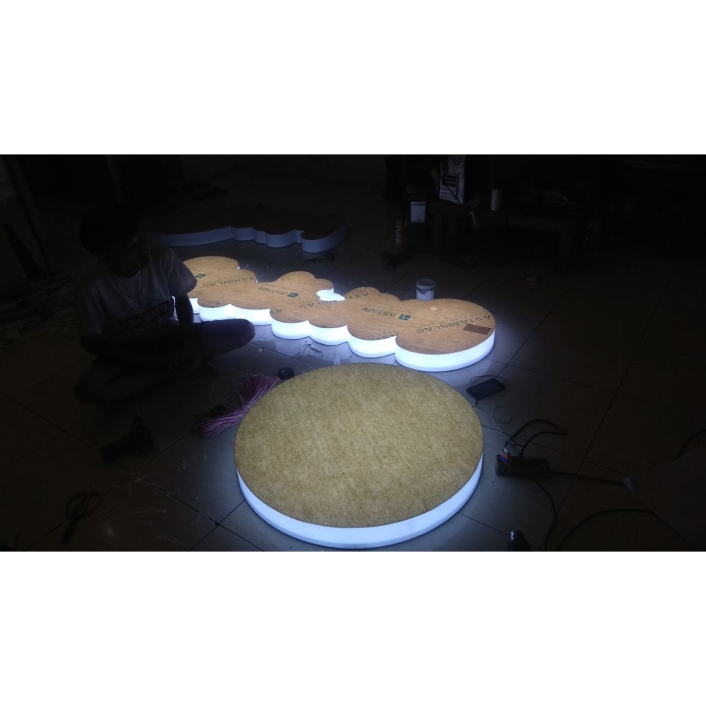 Huruf Timbul Logo Neon Box Akrilik Nyala