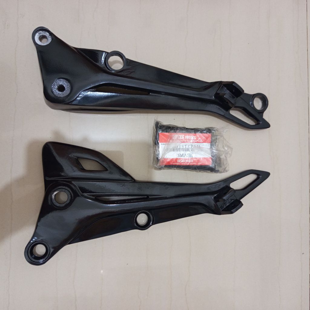 FOOTSTEP PIJAKAN KAKI BELAKANG MOTOR SUZUKI SMASHNEW 2010-2012 WARNA HITAM