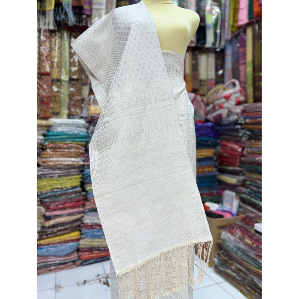 SONGKET TARUTUNG MOTIF TUMTUMAN TANPA SAMBUNG BENANG EXTRA BEMBERG WARNA PUTIH SILVER SONGKET PENGAN
