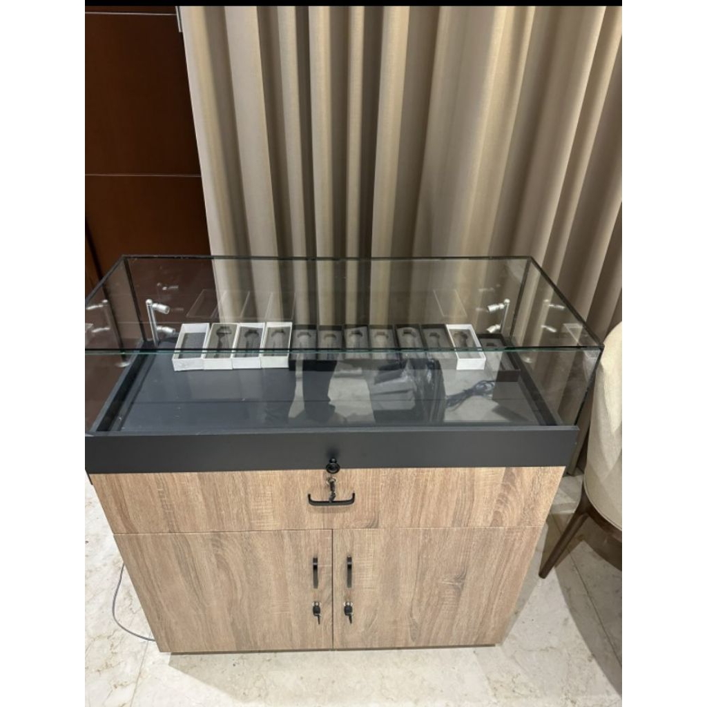 SHOWCASE toko etalase kaca perhiasan