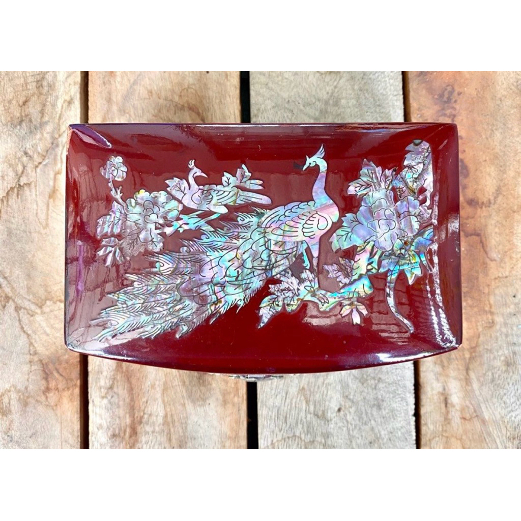 Kotak Perhiasan Vintage – Kayu Lacquer Merah dengan Inlay Mutiara & Abalone  Motif Merak + Bunga | C