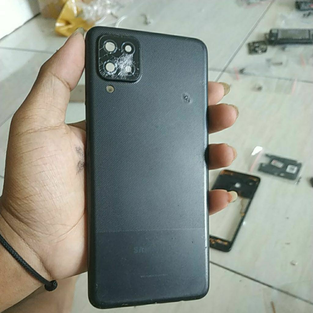 backdoor bekas Samsung a12,kaca kamera pecah,tanpa kaca flash