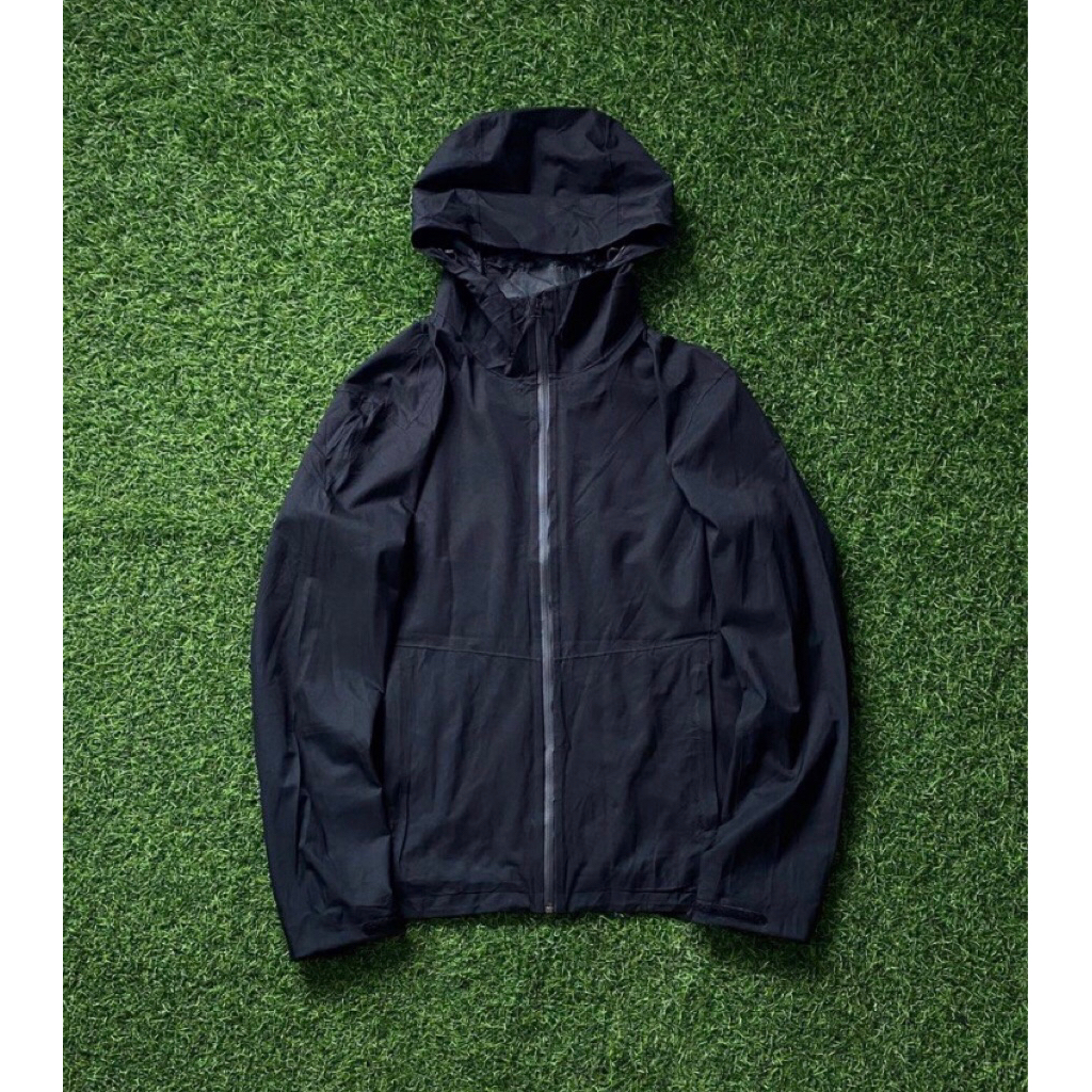 Uniqlo blocktech hitam