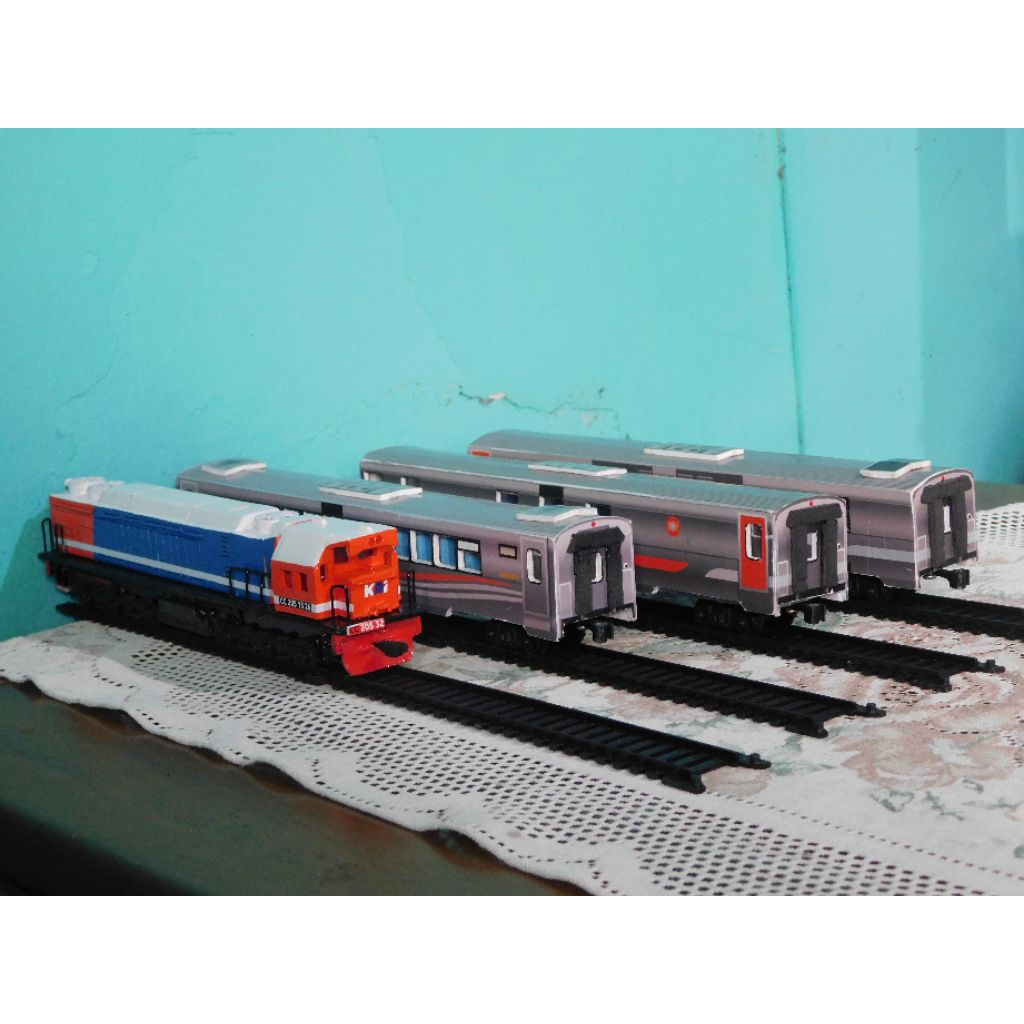 Miniatur Kereta Api Skala HO Lokomotif CC 205 dan Stainless Steel Pack Full Interior