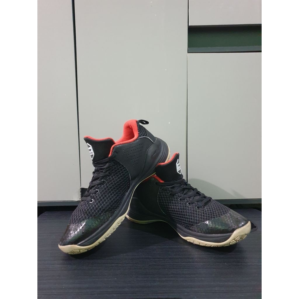 Sepatu Basket Second (Size 45)