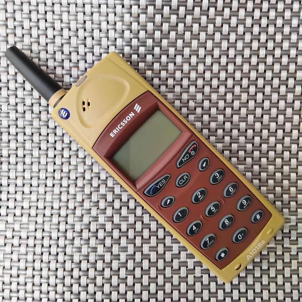 [PAJANGAN/KOLEKSI] HP Jadul Ericsson A1018 A1018s Desert Khaki Very Good Condition