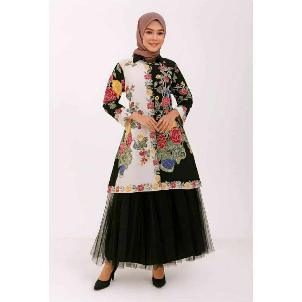 baju batik wanita tunik kancing depan motif encim bunga hitam putih