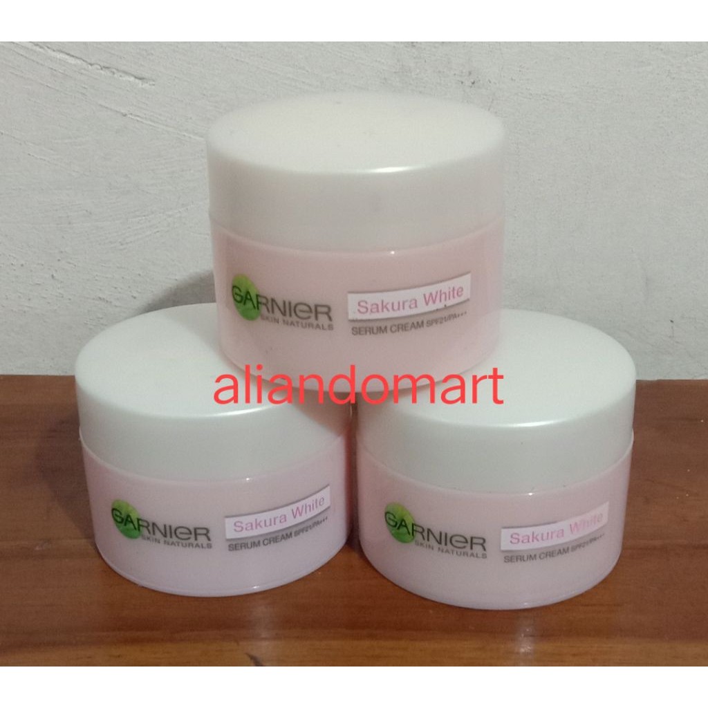 krim siang Garnier sakura white kecil