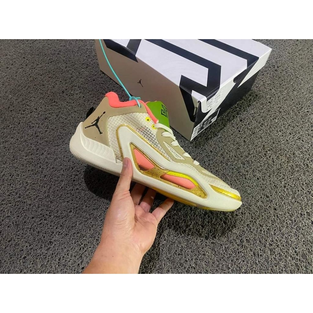 SEPATU BASKET JORDAN TATUM 1 FRIED EGGS