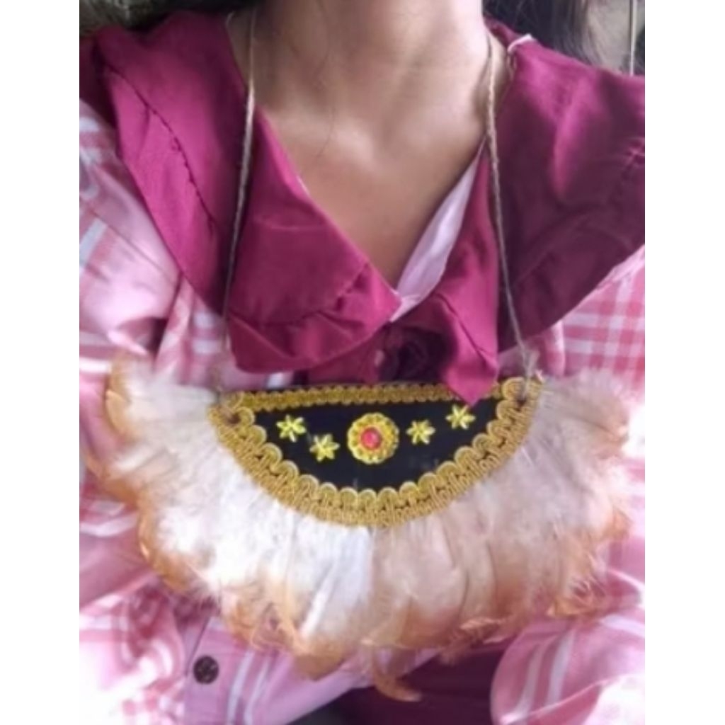 kalung bulu ayam / hiasan/pentas seni tari