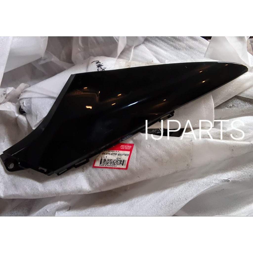 64380 KTM 850FMB COVER SAMBUNGAN BODY SAMPING SUPRA X125 HITAM KANAN ORIGINAL AHM