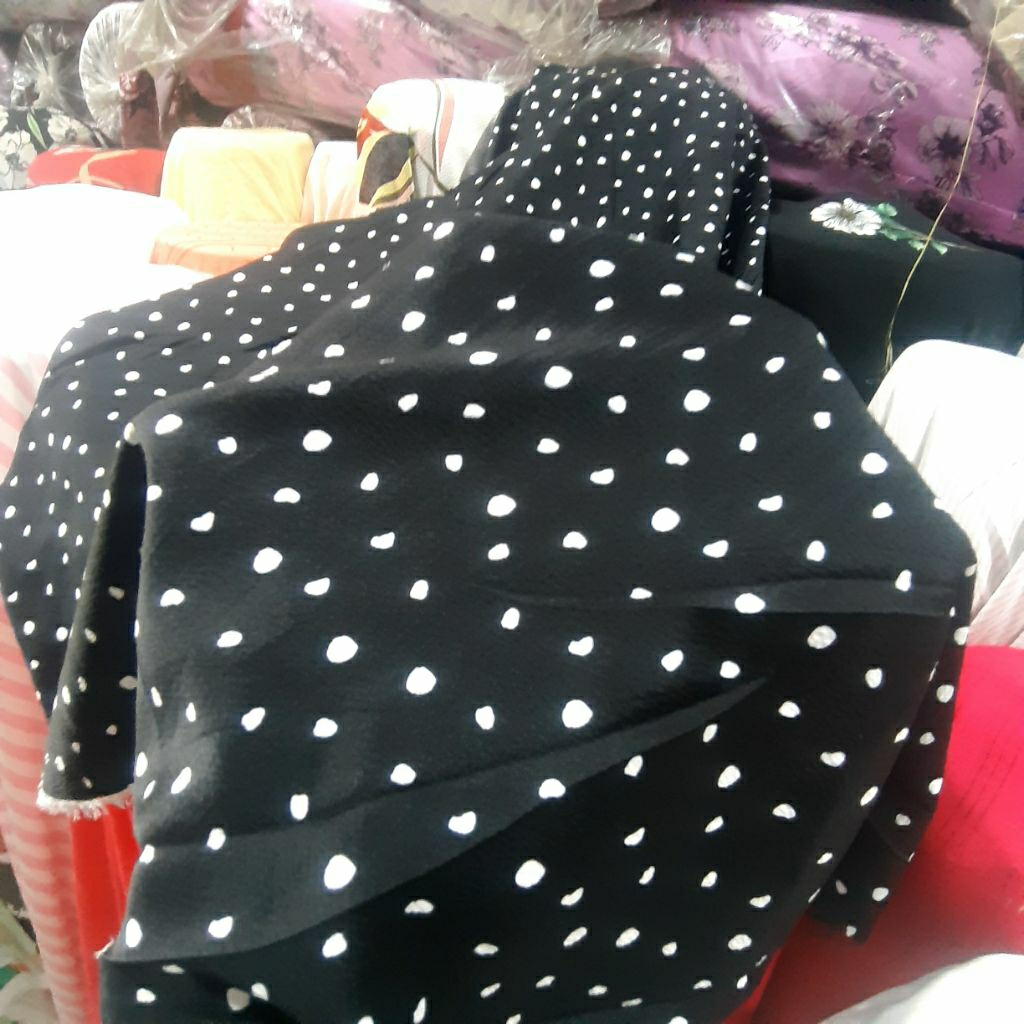 KAIN SATIN SILK KRINGKEL PREMIUM MOTIF POLKADOT KECIL PUTIH DASAR HITAM SISA GARMENT  - KAIN SATEN M