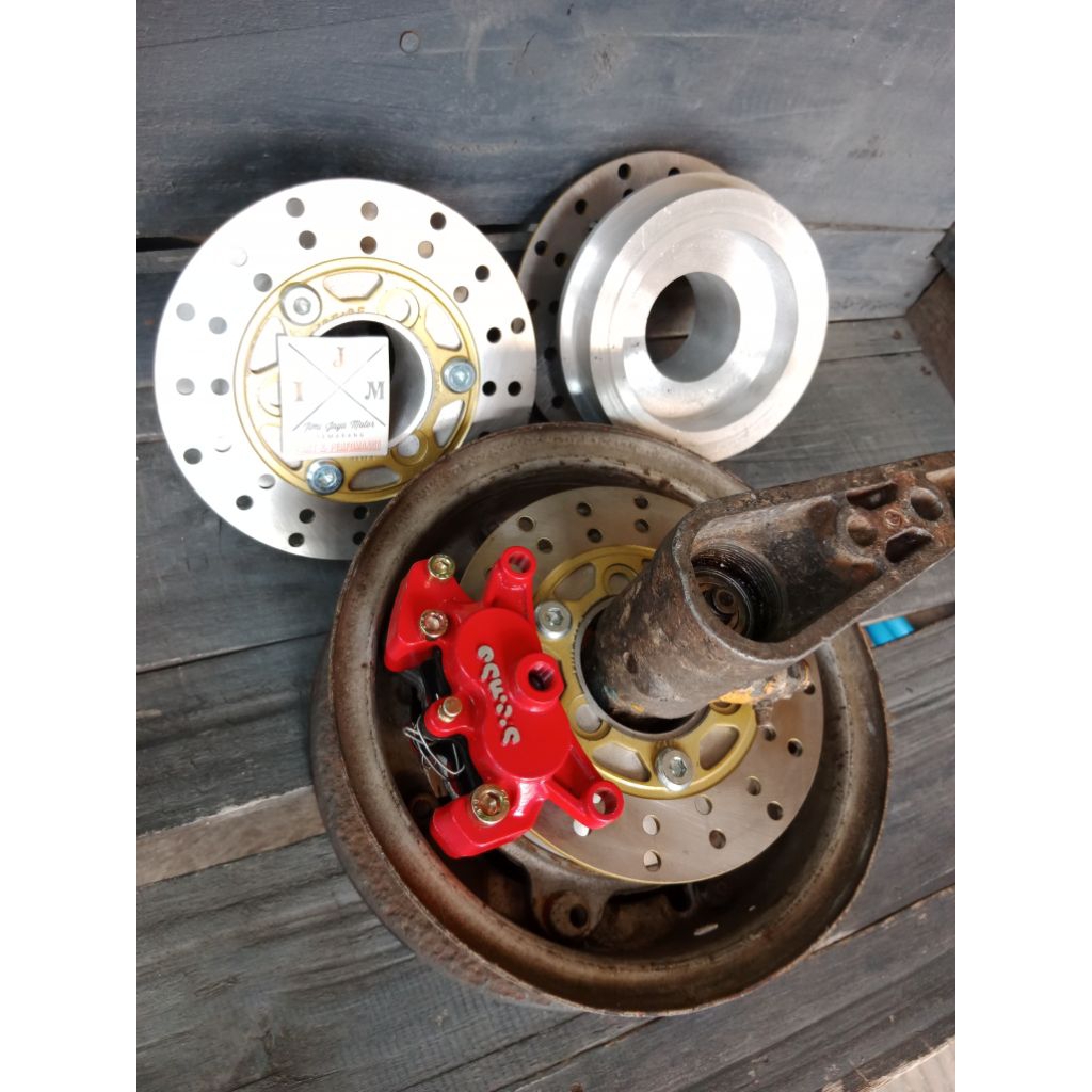 ADAPTOR HUB CAKRAM DEPAN VESPA SUPER PS R8