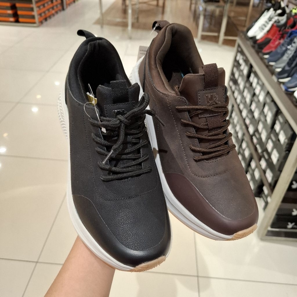 Sepatu Pria Bertali Empuk dan Ringan Brand Yongki Komaladi ORI