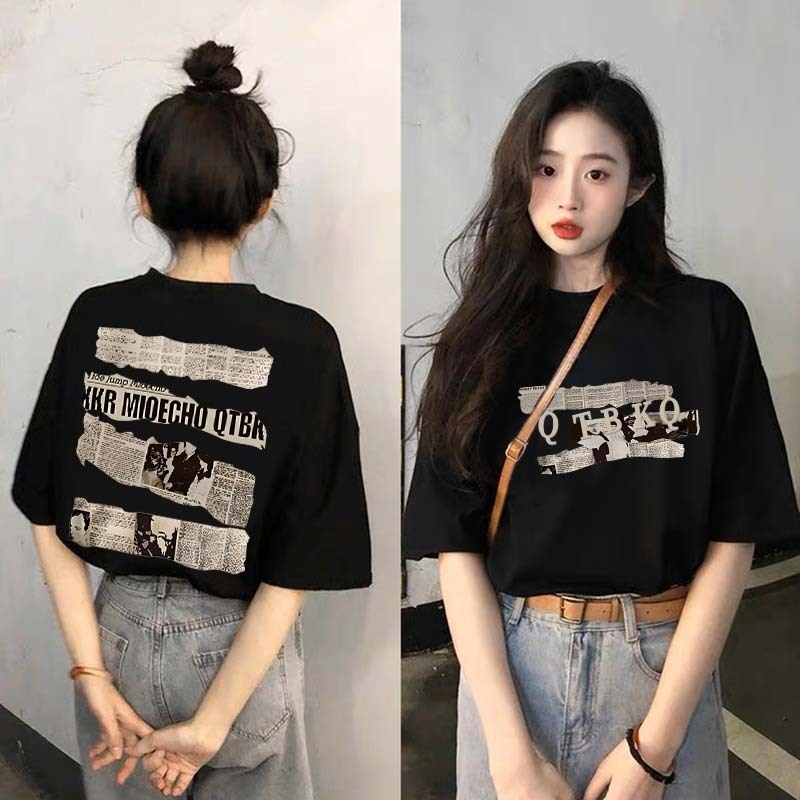 YUYU STUDIO Atasan lengan pendek motif koran retro gaya malas tidak beraturan | Baju Oversize Wanita