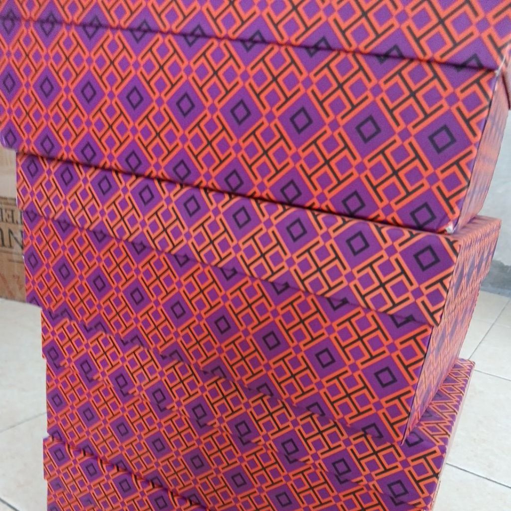 Etalase sepatu Tory Box