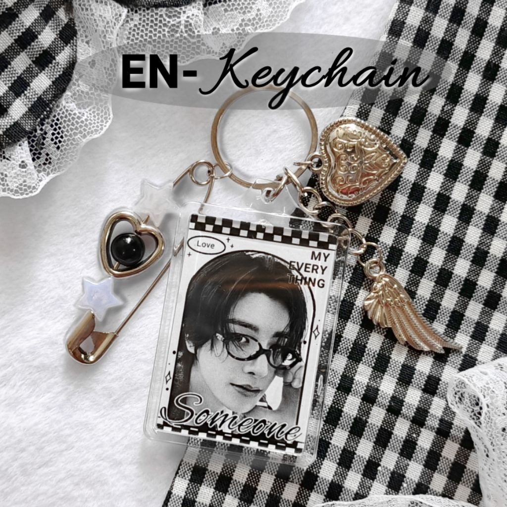 ENHYPEN CLEAR KEYCHAIN/ KEYCHAIN BLACK AND WHITE ENHYPEN/ KEYCHAIN KEYRING ENHYPEN/ GANTUNGAN TAS KU