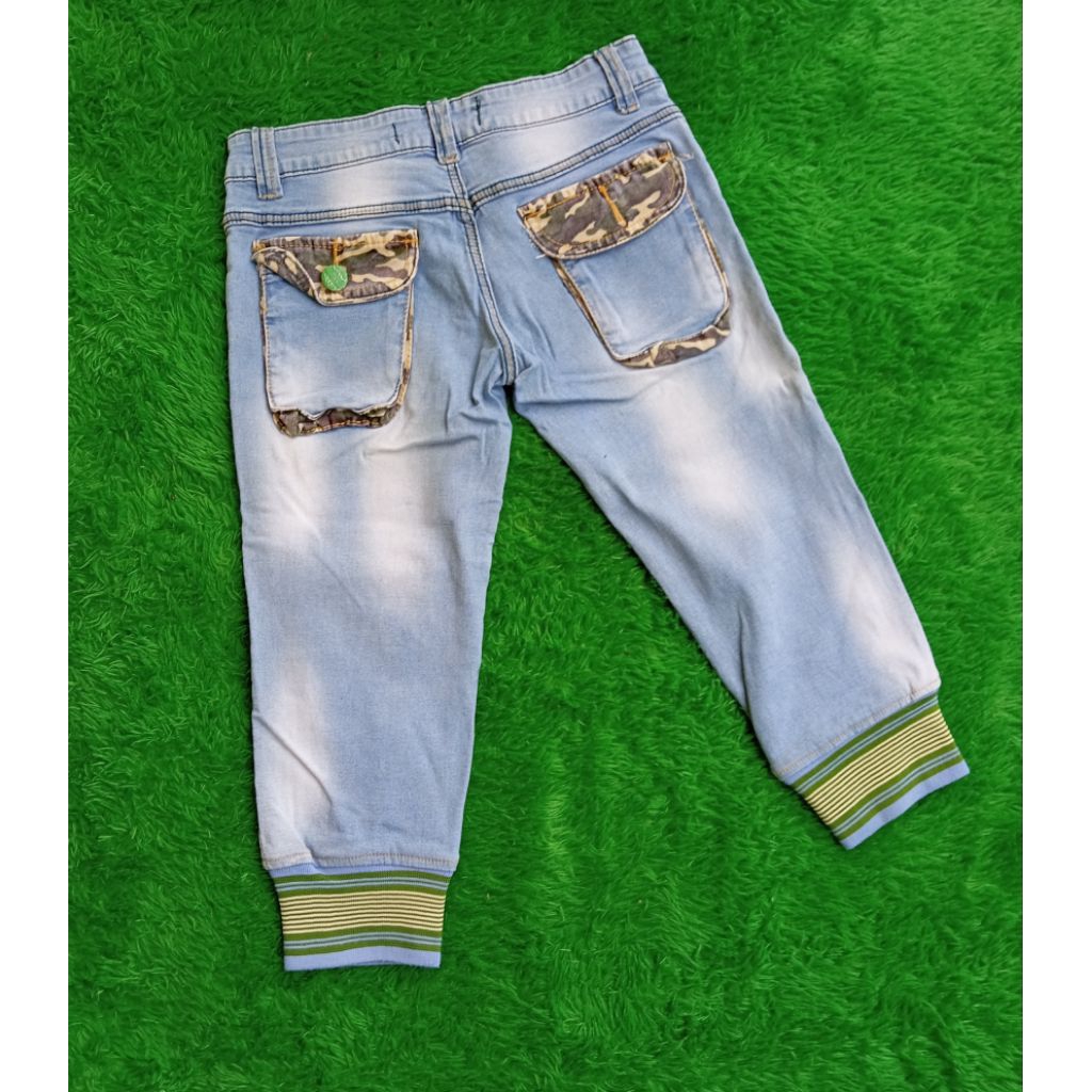 celana Levis bawah lutut