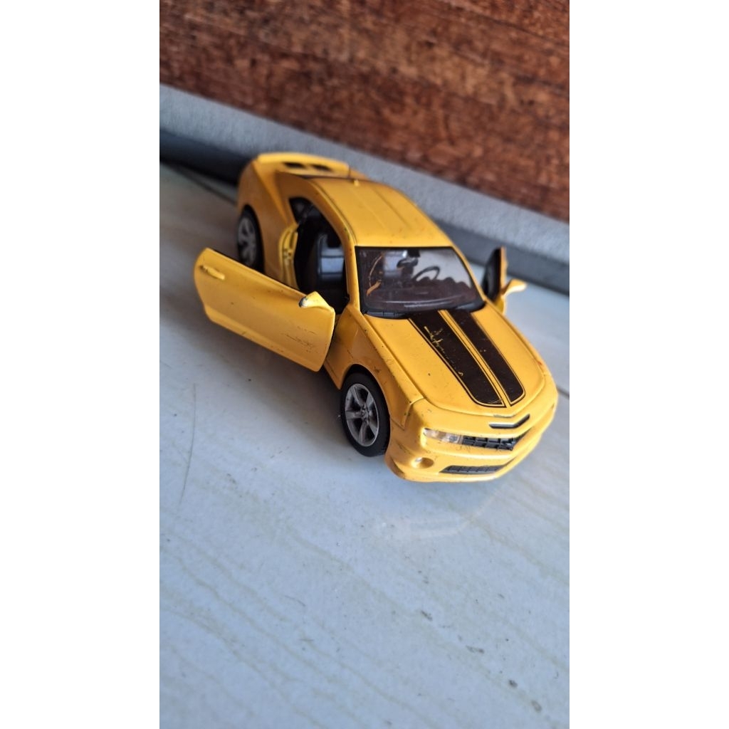 mainan mobil besi / mainan mobil sedan