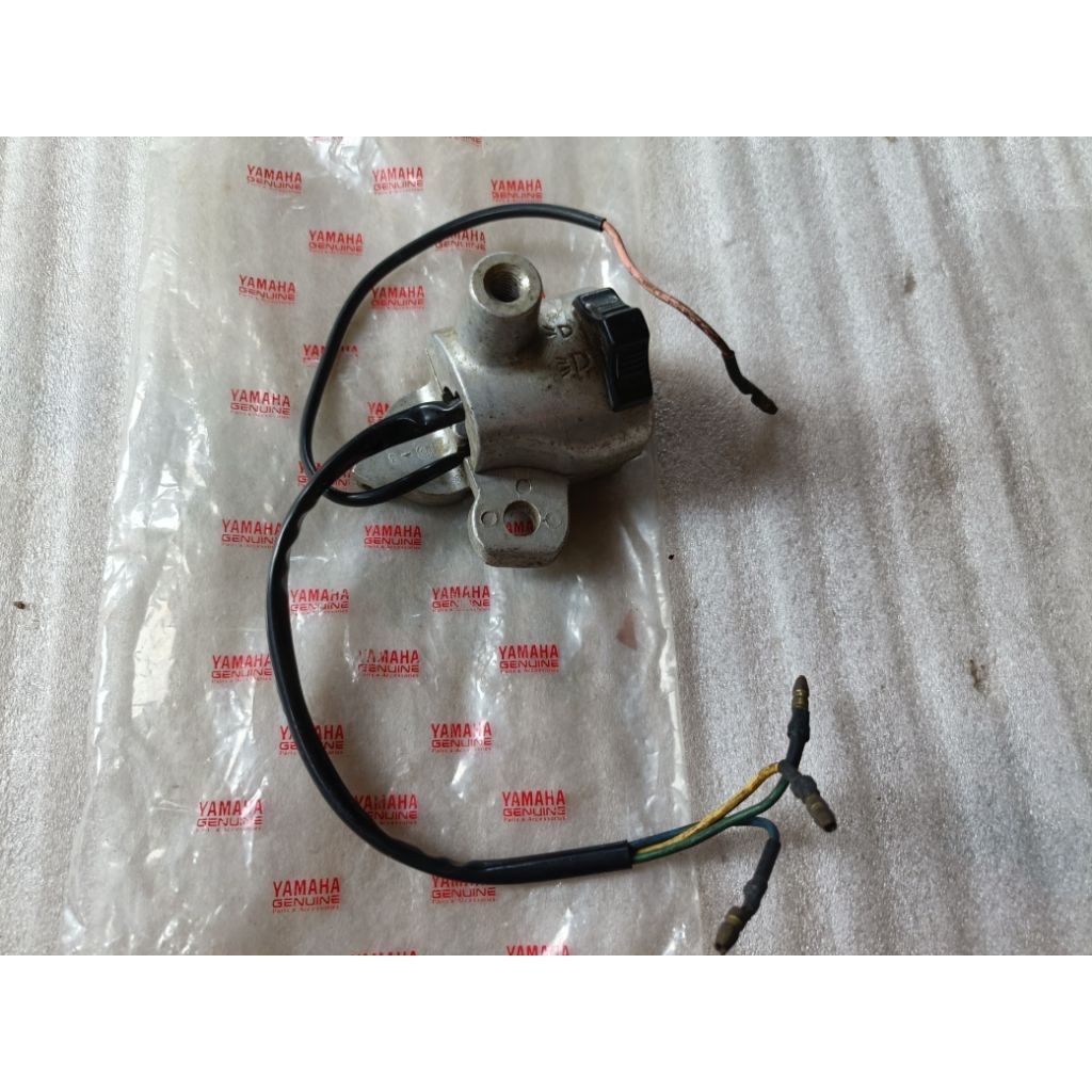 Holder kiri saklar kiri yamaha v75 original nos made in japan