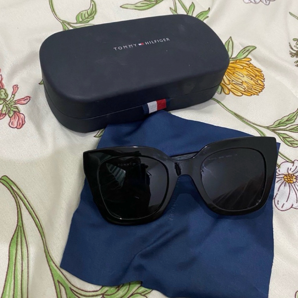 (preloved) Tommy Hilfiger sunglasses