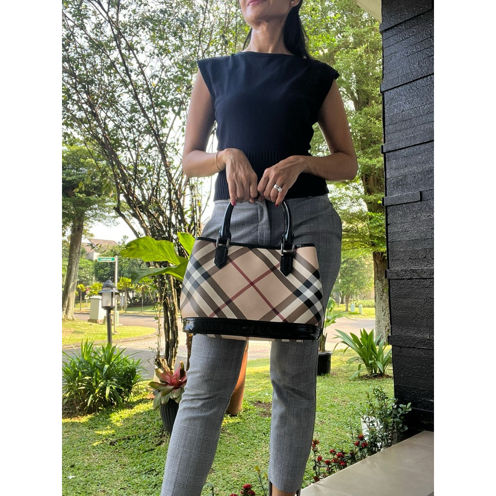 Black/Beige Nova Check Eden Tote PRELOVED