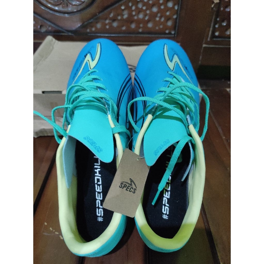 Sepatu bola ori Specs