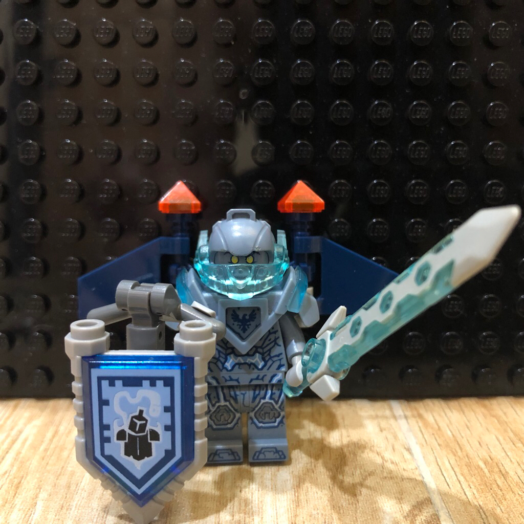 Lego Clay Moorington (Nex 106 ) - Sand Blue Helmet and Armor, Trans-Light Blue Visor (Stone Clay)
