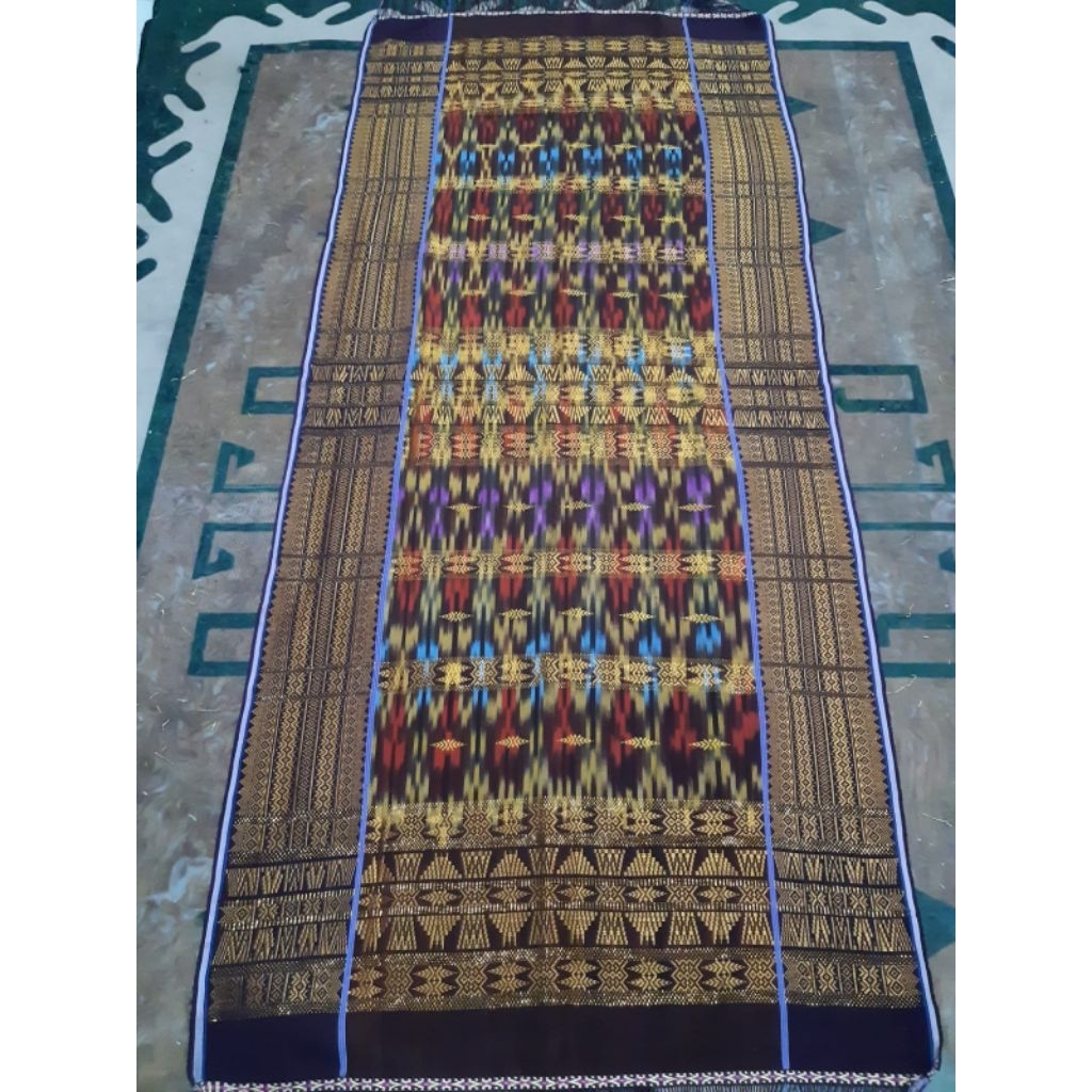 Uis Nipes Kopi Gosong Sutra tanpa Rumah Adat