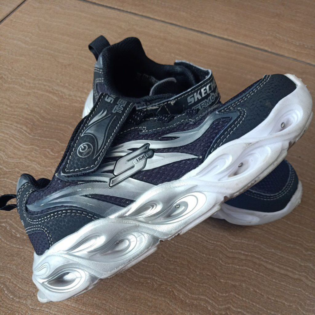 sepatuSkechersOriBekas LemariLouise