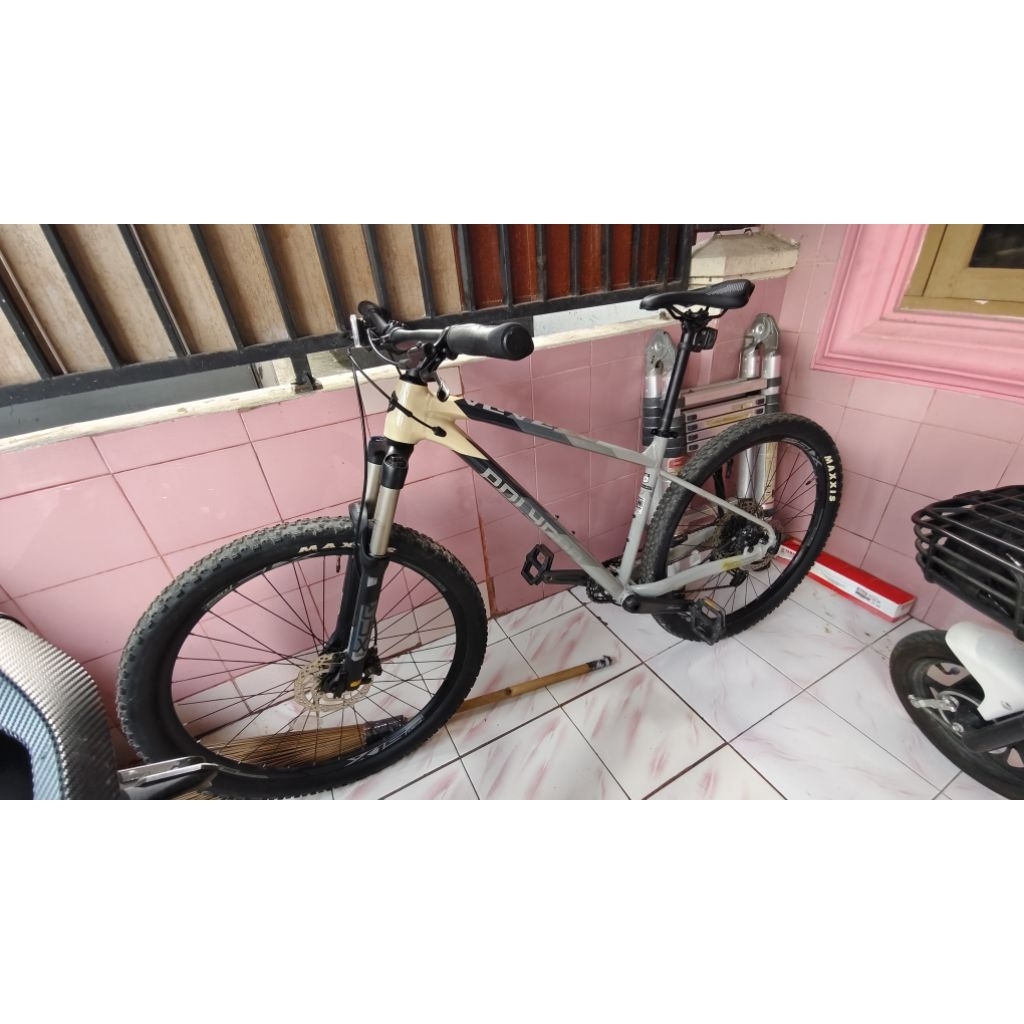 Polygon Xtrada 6 Size M 27.5 Shimano Deore 1x11s siap pakai