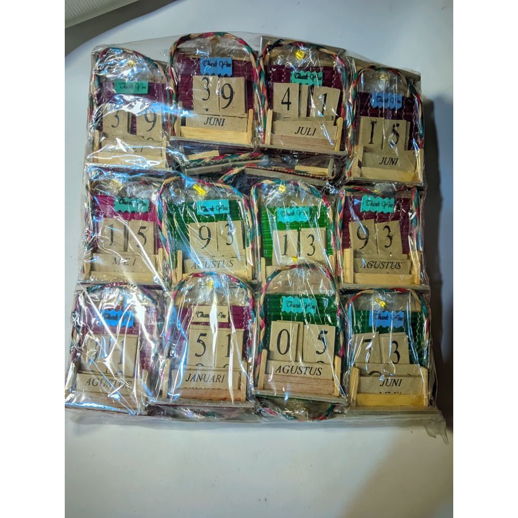 souvenir pernikahan kalender abadi