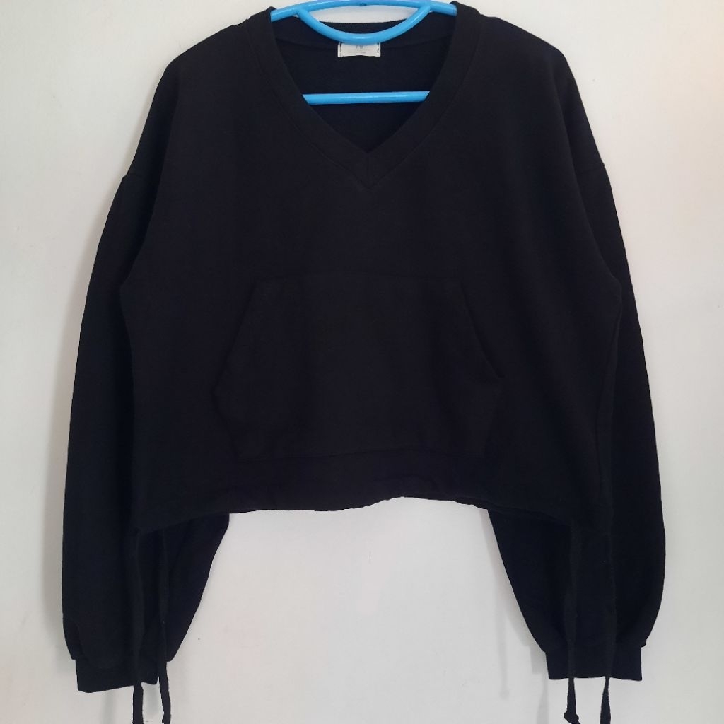 Crop Top Sweater Crewneck Wanita Hitam Tali Serut Tangan Semi Balon