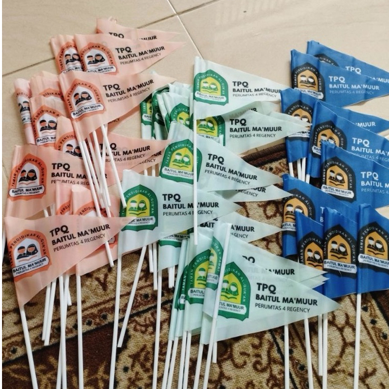 Kain Bendera Tangan Segitiga Untuk Karnaval Pawai Maulid Nabi Kirab Custom Logo dan Nama 22 x 15 Cm