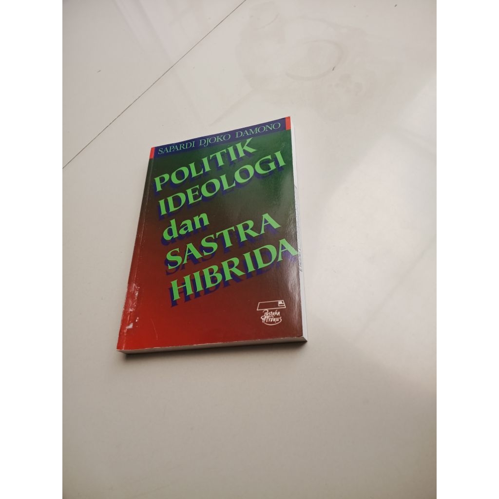 Buku politik ideologi dan sastra hibrida
